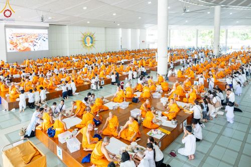 ภาพ No.174636:พิธีถวายภัตตาหารเมนูสวรรค์ เพื่อการบรรลุธรรม ณ หอฉันคุณยายอาจารย์ฯ วัดพระธรรมกาย วันที่ 23 พฤศจิกายน พ.ศ. 2567