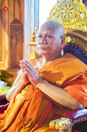 ภาพ No.146685:พิธีต้อนรับสัญญาบัตร พัดยศ ผ้าไตร ในโอกาสที่พระบาทสมเด็จพระเจ้าอยู่หัว ทรงพระกรุณาโปรดพระราชทานสัญญาบัตรตั้งสมณศักดิ์ พระวิมลศาสนวิเทศ (สำรวจ กมโล) เจ้าอาวาสวัดไทยนอร์เวย์ เป็นพระราชาคณะชั้นราช ในราชทินนามที่ “พระราชวชิรศาสนวิเทศ”