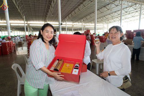 ภาพ No.212249:วันพุธที่ 19 มีนาคม พ.ศ. 2568 การบรรจุไทยธรรมลงกล่องสำเร็จ 43,500 กล่อง เพื่อถวายแด่พระสังฆาธิการ 40,000 กว่าวัดทั่วไทย ในวันคุ้มครองโลก 22 เมษายน พ.ศ. 2568 ณ บ้านแก้วเรือนทองคุณยายฯ วัดพระธรรมกาย