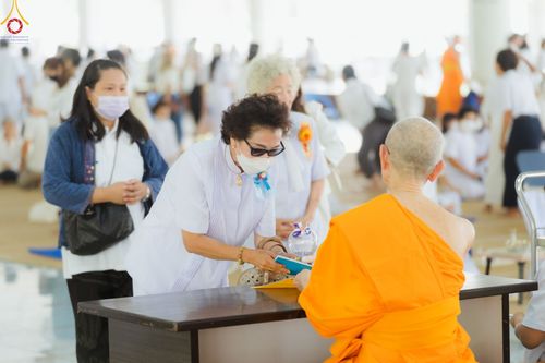 ภาพ No.80260:สาธุชนร่วมสรงน้ำพระและทำบุญ เนื่องในวันสงกรานต์ ณ หอฉันคุณยายอาจารย์ฯ วัดพระธรรมกาย วันที่ 13 เมษายน พ.ศ. 2566