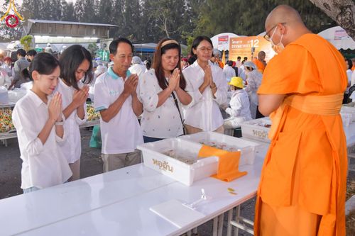 ภาพ No.110997:พิธีถวายภัตตาหารเป็นสังฆทาน แด่คณะพระธรรมยาตราฯ ในโครงการธรรมยาตรา กตัญญูบูชา มหาปูชนียาจารย์ พระมงคลเทพมุนี(สด จนฺทสโร) พระผู้ปราบมาร อนุสรณ์สถาน 7 แห่ง ปีที่ 12 วันที่ 13 มกราคม พ.ศ. 2567 ณ อนุสรณ์สถานมหาวิหารพระมงคลเทพมุนี  (โลตัสแลนด์) อ.สองพี่น้อง จ