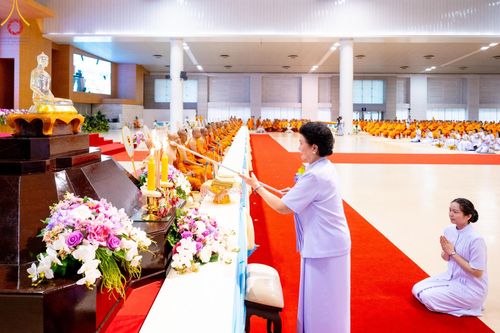 ภาพ No.146082:วันมหารำลึก ครั้งที่ 34 พิธีร่วมรำลึกถึงนักสร้างบารมีที่ล่วงลับไปแล้ว , พิธีสวดพระพุทธมนต์ ณ ห้องแก้วสารพัดนึก 1 วัดพระธรรมกาย วันเสาร์ที่ 27 กรกฎาคม พ.ศ. 2567