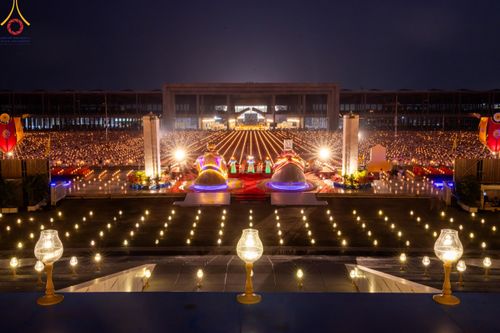 ภาพ No.122212:พิธีจุดประทีปถวายเป็นพุทธบูชา และบูชาธรรมมหาปูชนียาจารย์ พระมงคลเทพมุนี(สด จนฺทสโร) ในโครงการธรรมยาตรา กตัญญูบูชา มหาปูชนียาจารย์ พระมงคลเทพมุนี(สด จนฺทสโร) พระผู้ปราบมาร อนุสรณ์สถาน 7 แห่ง ปีที่ 12 วันที่ 31 มกราคม พ.ศ. 2567 ณ วัดพระธรรมกาย จ.ปทุมธานี (