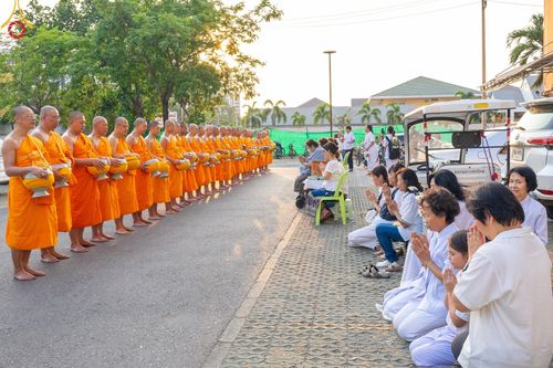 พระธรรมทายาท โครงการบวชพระนานาชาติ AEC & WAB ผู้บริหารรุ่นที่ 2 บิณฑบาต ณ หอฉันคุณยายอาจารย์ฯ เมืองแก้วมณี หมู่บ้านแก้วพุทธรักษา วันที่ 28 เมษายน พ.ศ. 2567