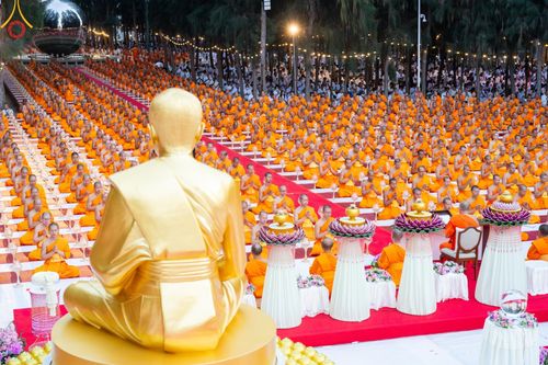 ภาพ No.190100:พิธีจุดประทีปถวายเป็นพุทธบูชา และบูชาธรรมมหาปูชนียาจารย์ ณ อนุสรณ์สถานมหาวิหารพระมงคลเทพมุนี (โลตัสแลนด์) อ.สองพี่น้อง จ.สุพรรณบุรี ในโครงการธรรมยาตรา กตัญญูบูชา มหาปูชนียาจารย์ พระมงคลเทพมุนี(สด จนฺทสโร) พระผู้ปราบมาร อนุสรณ์สถาน 7 แห่ง ปีที่ 13