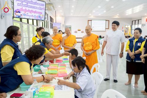 ภาพ No.230339:วันจันทร์ที่ 30 มิถุนายน พ.ศ. 2568 เจ้าอาวาสวัดพระธรรมกาย เยี่ยมอนุโมทนาให้กำลังใจ บุคลากรทางการแพทย์-เจ้าหน้าที่ผู้ปฏิบัติงาน โครงการรถตัดแว่นสายตาเคลื่อนที่สภากาชาดไทย เพื่อเด็กนักเรียนในชนบท พื้นที่จังหวัดปทุมธานี