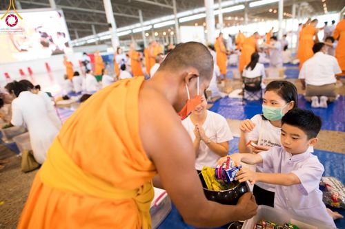 ภาพ No.99637:พิธีตักบาตรวันอาทิตย์ต้นเดือน ณ สภาธรรมกายสากล วัดพระธรรมกาย จ.ปทุมธานี วันอาทิตย์ที่ 3 ธันวาคม พ.ศ. 2566