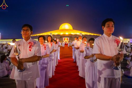 ภาพ No.160575:พิธีจุดประทีป 20,000 ดวง บูชาพระมหาธรรมกายเจดีย์ และบูชาพระมงคลเทพมุนี (สด จนฺทสโร) พระผู้ปราบมาร ณ ลานธรรม พระมหาธรรมกายเจดีย์ วัดพระธรรมกาย จ.ปทุมธานี วันที่ 10 ตุลาคม พ.ศ. 2567