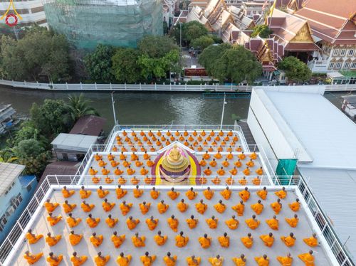 ภาพ No.201293:พระธรรมยาตราปฏิบัติธรรม และถ่ายภาพหมู่ประวัติศาสตร์ ณ อาคารธรรมยาตรา กตัญญูบูชามหาปูชนียาจารย์  ตรงข้ามวัดปากน้ำภาษีเจริญ จ.กรุงเทพมหานคร ในโครงการธรรมยาตรา กตัญญูบูชา มหาปูชนียาจารย์ พระมงคลเทพมุนี(สด จนฺทสโร) พระผู้ปราบมาร อนุสรณ์สถาน 7 แห่ง ปีที่ 13