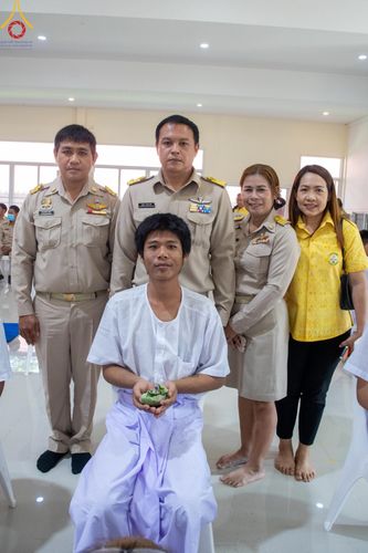 ภาพ No.59113:พิธีปลงผมและแห่นาคธรรมทายาท ในโครงการบรรพชาสามเณร ภาคฤดูร้อน เฉลิมพระเกียรติพระบาทสมเด็จพระเจ้าอยู่หัว เนื่องในโอกาส  พระราชพิธีมหามงคลเฉลิมพระชนมพรรษา 6 รอบ  ปลงผมนาคในวันที่ 21 เมษายน พ.ศ 2567 ณ วัดกลางธนรินทร์ (ธรรมอุทยานบ้านแป้ง)