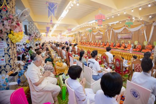 ภาพ No.164649:พิธีทอดกฐิน ณ วัดพูนพิมลราช อ.บางบัวทอง จ.นนทบุรี ในโครงการกฐินสามัคคีทั่วไทย 30,000 วัด บูชาธรรม 80 ปี หลวงพ่อธัมมชโย โดยคณะศิษยานุศิษย์วัดพระธรรมกาย วันที่ 20 ตุลาคม พ.ศ. 2567