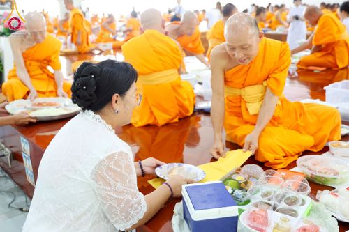 ภาพ No.243835:วันที่ 6 กันยายน พ.ศ. 2568 พิธีถวายภัตตาหารเมนูสวรรค์ เพื่อการบรรลุธรรม ณ หอฉันคุณยายอาจารย์ฯ วัดพระธรรมกาย