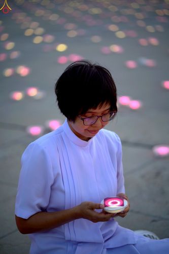 ภาพ No.240971:วันพุธที่ 27 สิงหาคม พ.ศ. 2568 พิธีจุดประทีป ในวันธรรมชัย ณ วัดพระธรรมกาย