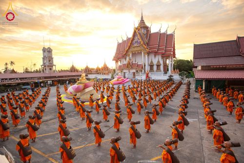 ภาพ No.197052:พระธรรมยาตราปฏิบัติธรรม และถ่ายภาพหมู่ประวัติศาสตร์ ณ วัดโบสถ์(บน) ตำบลบางคูเวียง อำเภอบางกรวย จังหวัดนนทบุรี ในโครงการธรรมยาตรา กตัญญูบูชา มหาปูชนียาจารย์ พระมงคลเทพมุนี(สด จนฺทสโร) พระผู้ปราบมาร อนุสรณ์สถาน 7 แห่ง ปีที่ 13 วันที่ 18 มกราคม พ.ศ. 2568