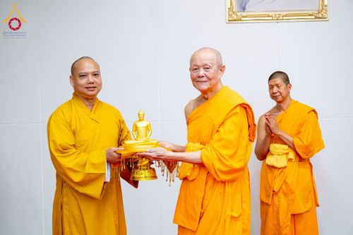 ภาพ No.222368:วันที่ 21 เมษายน พ.ศ. 2568 หลวงพ่อทัตตชีโวต้อนรับคณะสงฆ์ WAB ณ อาคาร 100 ปี คุณยายมหารัตนอุบาสิกาจันทร์ ขนนกยูง วัดพระธรรมกาย