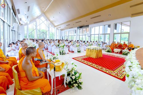 ภาพ No.239385:วันอาทิตย์ที่ 17 สิงหาคม พ.ศ. 2568 พิธีกดปุ่มอัญเชิญรูปเหมือน พระมงคลเทพมุนี (สด จันทสโร)  ณ มหาวิหารแก้วพระมงคลเทพมุนี  ศูนย์ปฏิบัติธรรมแก้วเมืองเลย