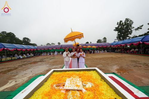 ภาพ No.174091:พิธีวางศิลาฤกษ์มหาสมบัติ โปรยรัตนชาติบ่อมงคลเศรษฐี ติดแผ่นทอง ลูกนิมิต - ช่อฟ้า เพื่อสถาปนาสร้างอุโบสถ บูชาธรรม 80 ปีหลวงพ่อธัมมชโย ณ วัดทุ่งเจริญธรรม อ.อมก๋อย จ.เชียงใหม่ วันที่ 8 พฤศจิกายน พ.ศ. 2567