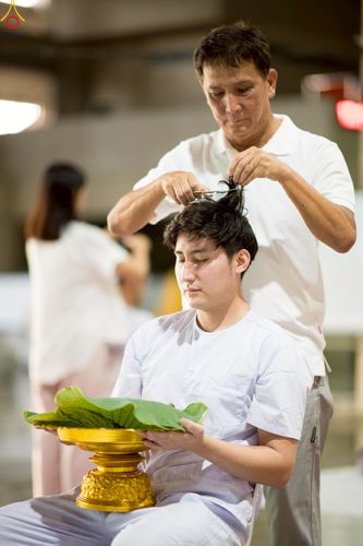 ภาพ No.242949:วันที่ 31 สิงหาคม พ.ศ. 2568 พิธีตัดปอยผมและปลงผม โครงการอุปสมบทหมู่บูชาธรรม ครบรอบ 108 ปี วันครูผู้ค้นพบวิชชาธรรมกาย ณ วัดพระธรรมกาย