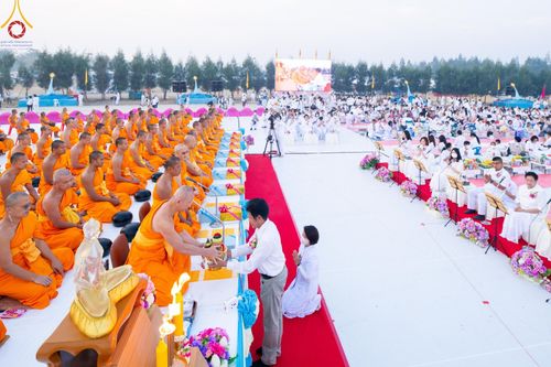 ภาพ No.201019:พิธีตักบาตรพระธรรมยาตรา ณ อนุสรณ์สถานลำดับที่ 5 สถานที่เผยแผ่วิชชาธรรมกายครั้งแรก อนุสรณ์สถานบางปลา วัดบางปลา อำเภอบางเลน จังหวัดนครปฐม ในโครงการธรรมยาตรา กตัญญูบูชา มหาปูชนียาจารย์ พระมงคลเทพมุนี(สด จนฺทสโร) พระผู้ปราบมาร อนุสรณ์สถาน 7 แห่ง ปีที่ 13