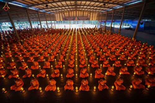 ภาพ No.76548:คณะสงฆ์และสามเณรบังกลาเทศ ปฎิบัติธรรมและจุดโคมประทีปถวายเป็นพุทธบูชา วันที่ 17 กุมภาพันธ์ พ.ศ. 2566