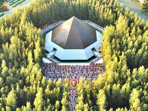 ภาพ No.188752:พิธีต้อนรับพระธรรมยาตรา ในโครงการธรรมยาตรา กตัญญูบูชา มหาปูชนียาจารย์ พระมงคลเทพมุนี(สด จนฺทสโร) พระผู้ปราบมาร อนุสรณ์สถาน 7 แห่ง ปีที่ 13 วันที่ 3 มกราคม พ.ศ. 2568 ณ อนุสรณ์สถานมหาวิหารพระมงคลเทพมุนี (โลตัสแลนด์) อ.สองพี่น้อง จ.สุพรรณบุรี