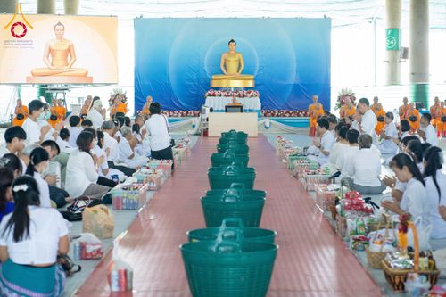 ภาพ No.145652:พิธีตักบาตรโครงการบรรพชาสามเณร โรงเรียนนานาชาติ รุ่นที่ 13 ณ มหารัตนวิหารคด 9 วัดพระธรรมกาย วันเสาร์ที่ 20 กรกฎาคม พ.ศ. 2567