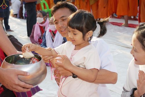 ภาพ No.75699:พิธีเจริญพระพุทธมนต์ และ ตักบาตรพระ 1,111 รูป  บำเพ็ญกุศลเพื่อถวายพระพรชัยมงคลแด่  สมเด็จพระเจ้าลูกเธอ เจ้าฟ้าพัชรกิติยาภา นเรนทิราเทพยวดี กรมหลวงราชสาริณีสิริพัชร มหาวัชรราชธิดา วันเสาร์ที่ 11 กุมภาพันธ์ พ.ศ. 2566 ณ วัดห้วยตองสัก อ.จอมทอง จ.เชียงใหม่