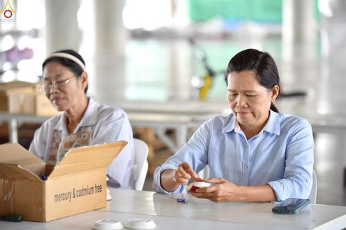 ภาพ No.239975:วันที่ 20-23 สิงหาคม พ.ศ. 2568 การเตรียมงานวันธรรมชัย ใส่ถ่านประทีป LED ที่วิหารคด 7 และ 25 วัดพระธรรมกาย