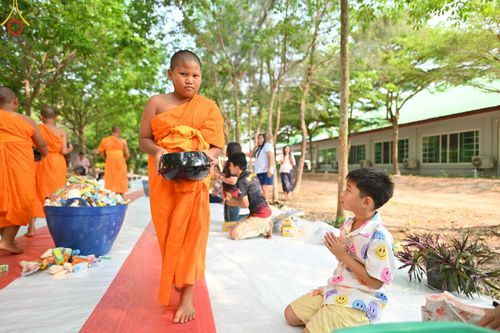 ภาพ No.62849:พิธีตักบาตรฉลองสามเณรใหม่ ในโครงการบรรพชาสามเณร ฟื้นฟูพระพุทธศาสนาทั่วไทย ณ ศูนย์ปฏิบัติธรรมพนมสารคาม(เพชรตะวัน) จ.ฉะเชิงเทรา วันที่ 12 เมษายน พ.ศ. 2567