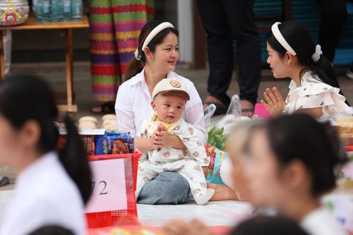 ภาพ No.146234:ตักบาตรพระ 1,384 รูป ทำบุญเมืองฝางครบรอบ 1,383 ปี ถวายเป็นพระราชกุศลแด่พระบาทสมเด็จพระเจ้าอยู่หัว เนื่องในโอกาสพระราชพิธีมหามงคล เฉลิมพระชนมพรรษา 6 รอบ 72 พรรษา วันเสาร์ที่ 27 กรกฎาคม พ.ศ.2567  ณ ถนนหน้าที่ว่าการอำเภอฝาง จ.เชียงใหม่