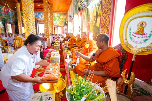 ภาพ No.173390:พิธีทอดกฐิน วัดทาป่าสัก จ.ลำพูน ในโครงการกฐินสามัคคีทั่วไทย 30,000 วัด บูชาธรรม 80 ปี หลวงพ่อธัมมชโย โดยคณะศิษยานุศิษย์วัดพระธรรมกาย วันที่ 3 พฤศจิกายน พ.ศ. 2567