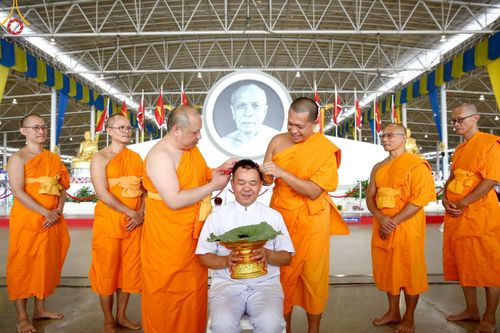 ภาพ No.223141:วันที่ 2 -10 พฤษภาคม พ.ศ. 2568 พิธีตัดปอยผม ปลงผม พิธีขอขมาลาอุปสมบทอุทิศชีวิต ของอุบาสก พิสิทธิ์ หมื่นแกล้ว  ณ วัดพระธรรมกาย