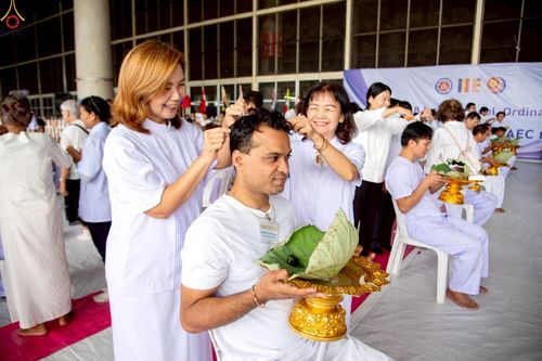 ภาพ No.230770:วันที่ 28 มิถุนายน พ.ศ. 2568 พิธีตัดปอยผมและปลงผม โครงการบวชพระนานาชาติ AEC & WAB รุ่นที่ 9 ณ วิหารคด 2 วัดพระธรรมกาย