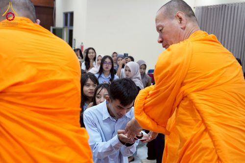 ภาพ No.227512:วันที่ 30 พฤษภาคม พ.ศ. 2568 สันติสุขจากสมาธิ แผ่ไพศาลในแดนอิเหนา : พระสงฆ์ไทยเยือนวิทยาลัยราเดนวิจายา อินโดนีเซีย