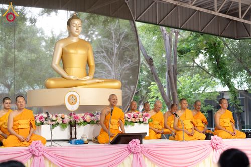 ภาพ No.61250:พิธีตักบาตรฉลองพระใหม่ รุ่นบูชาธรรมโครงการ 1-2 โครงการบรรพชาอุปสมบทหมู่ธรรมทายาท บูชาธรรมหลวงพ่อธัมมชโย 80 ปี ณ โถงช้างสำนักงานใหญ่ วัดพระธรรมกาย วันที่ 20 เมษายน พ.ศ. 2567