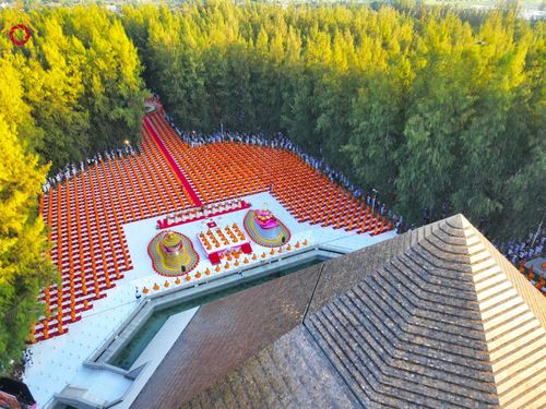 ภาพ No.107109:พิธีจุดประทีปถวายเป็นพุทธบูชา และบูชาธรรมมหาปูชนียาจารย์ ในโครงการธรรมยาตรากตัญญูบูชา มหาปูชนียาจารย์ พระมงคลเทพมุนี(สด จนฺทสโร) พระผู้ปราบมาร  อนุสรณ์สถาน 7 แห่ง ปีที่ 12  วันที่ 6 มกราคม พ.ศ. 2567 ณ อนุสรณ์สถานมหาวิหารพระมงคลเทพมุนี อ.สองพี่น้อง จ.สุพร