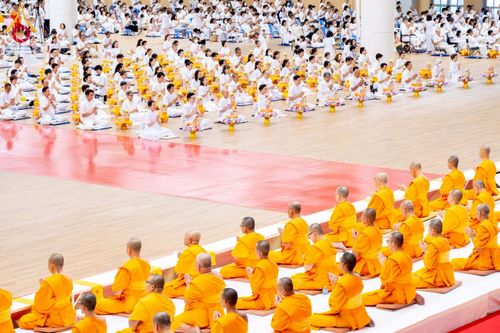 ภาพ No.239560:วันอาทิตย์ที่ 17 สิงหาคม พ.ศ. 2568 พิธีถวายคิลานเภสัช และอุปกรณ์ทางการแพทย์ แด่คณะสงฆ์ เนื่องในวันธรรมชัย ณ ห้องแก้วสารพัดนึก 2 สภาธรรมกายสากล วัดพระธรรมกาย