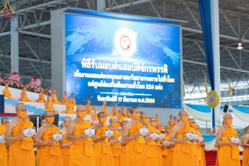 ภาพ No.102791:พิธีรับมอบต้นสมบัติจักรพรรดิ เพื่องานเผยแผ่พระพุทธศาสนาวิชชาธรรมกายไปทั่วโลก แด่ศูนย์ส่งเสริมศีลธรรมทั่วโลก 224 แห่ง วันอาทิตย์ที่ 17 ธันวาคม พ.ศ. 2566 ณ สภาธรรมกายสากล วัดพระธรรมกาย