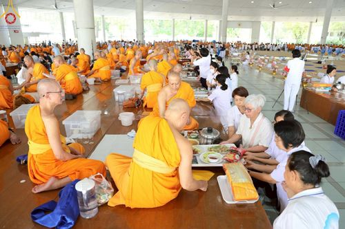 ภาพ No.213479:วันเสาร์ที่ 29 มีนาคม พ.ศ. 2568 พิธีถวายภัตตาหารเมนูสวรรค์ "เพื่อการบรรลุธรรม" ณ หอฉันคุณยายอาจารย์ฯ วัดพระธรรมกาย