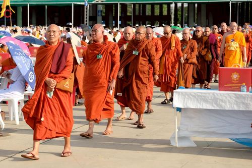 ภาพ No.221552:วันอังคารที่ 22 เมษายน พ.ศ. 2568 ภาพพิธีถวายมหาสังฆทานคณะสงฆ์ 40,000 กว่าวัดทั่วประเทศ เนื่องในวันคุ้มครองโลก ชุดที่ 2 (ปลื้มให้สมการรอคอย) ณ ลานธรรมพระมหาธรรมกายเจดีย์ วัดพระธรรมกาย