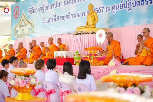 ภาพ No.175110:พิธีทอดกฐินสถาปนา แผ่นสิริฉะทะนะรัสมี(หลังคา) อาคาร 80 ปี หลวงพ่อธัมมชโย ณ ศูนย์ปฏิบัติธรรมวิหารแดง จ.สระบุรี วันเสาร์ที่ 9 พฤศจิกายน พ.ศ. 2567