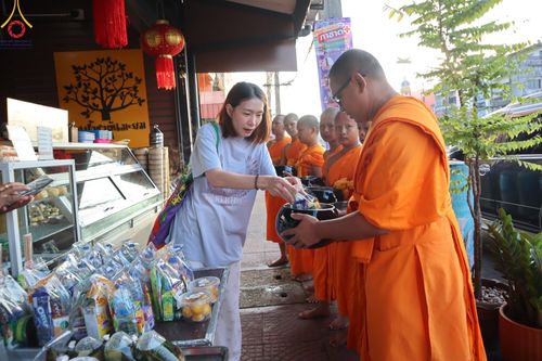 ภาพ No.61062:สามเณรออกบิณฑบาต และกิจกรรมอบรมสามเณร ในโครงการบรรพชาสามเณรฟื้นฟู พระพุทธศาสนาทั่วไทย ณ ศูนย์อบรมที่พักสงฆ์บ้านร่มเย็น จ.นราธิวาส วันที่ 2-15 เมษายน พ.ศ. 2567