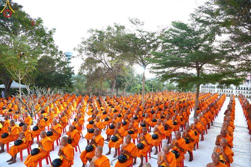 ภาพ No.195332:พิธีตักบาตรพระธรรมยาตรา ณ อนุสรณ์สถานลำดับที่ 3 สถานที่เกิดใหม่ในเพศสมณะ วัดสองพี่น้อง ต.ต้นตาล อ.สองพี่น้อง จ.สุพรรณบุรี ในโครงการธรรมยาตรา กตัญญูบูชา มหาปูชนียาจารย์ พระมงคลเทพมุนี(สด จนฺทสโร) พระผู้ปราบมาร ปีที่ 13 วันที่ 15 มกราคม พ.ศ.2568