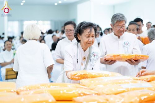 ภาพ No.174339:พิธีทอดกฐินกตัญญูบูชาธรรม ณ ศูนย์ปฏิบัติธรรมพระมงคลเทพมุนี อ.สองพี่น้อง จ.สุพรรณบุรี ในโครงการกฐินสามัคคีทั่วไทย 30,000 วัด บูชาธรรม 80 ปี หลวงพ่อธัมมชโย โดยคณะศิษยานุศิษย์วัดพระธรรมกาย วันที่ 10 พฤศจิกายน พ.ศ. 2567