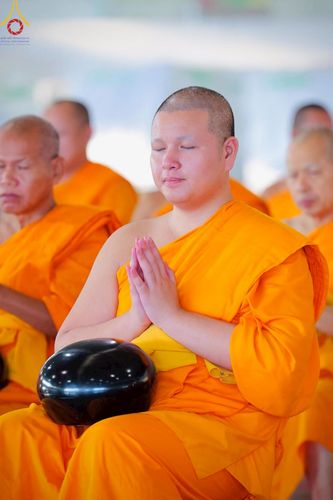 ภาพ No.221968:วันที่ 4 พฤษภาคม พ.ศ. 2568 พิธีตักบาตร เนื่องในวันอาทิตย์ต้นเดือน ณ บ้านแก้วเรือนทองคุณยายฯ วัดพระธรรมกาย