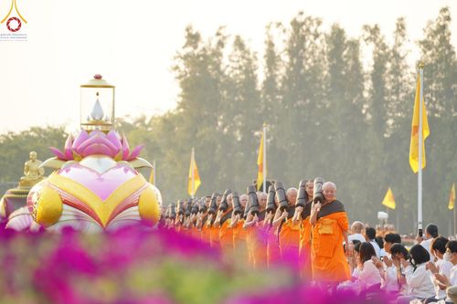 ภาพ No.202003:พิธีต้อนรับพระธรรมยาตรา ณ อนุสรณ์สถานลำดับที่ 7 สถานที่ขยายวิชชาธรรมกาย วัดพระธรรมกาย ต.คลองสาม อ.คลองหลวง จ.ปทุมธานี ในโครงการธรรมยาตรา กตัญญูบูชา มหาปูชนียาจารย์ พระมงคลเทพมุนี(สด จนฺทสโร) พระผู้ปราบมาร อนุสรณ์สถาน 7 แห่ง ปีที่ 13 วันที่ 26 มกราคม 2568