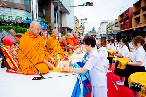 ภาพ No.237052:วันอาทิตย์ที่ 10 สิงหาคม พ.ศ. 2568 มหาสังฆทานครั้งยิ่งใหญ่ ตักบาตรพระ 10,000 รูป ถ.นิพัทธ์อุทิศ 3 ใจกลางนครหาดใหญ่ จ.สงขลา (ชุดที่ 2)