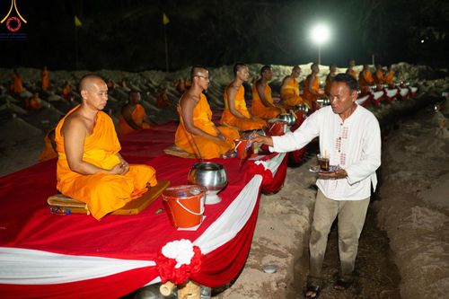 ภาพ No.138632:Photo Story  มหัศจรรย์วัดดงดินแดง Episode 6 พระภิกษุ-สามเณร ในโครงการบรรพชาอุปสมบทหมู่  กว่า 500 รูป และศีลจาริณีกว่า 300 คน ร่วมกันก่อพระเจดีย์ทราย 20,000 องค์ และจุดประทีป  บูชาธรรม 80 ปี หลวงพ่อธมฺมชโย กลางลำน้ำแม่ตื่น