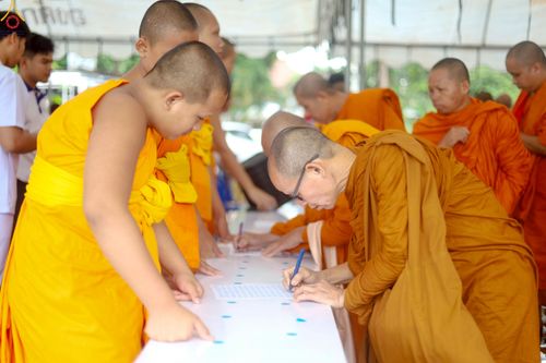 ภาพ No.239750:วันที่ 16-17 สิงหาคม พ.ศ. 2568 การปฏิบัติหน้าที่ของเจ้าหน้าที่ทุกสถานะ เพื่องานพิธีอัญเชิญรูปเหมือนพระมงคลเทพมุนี (สด จันทสโร) และพิธีกดปุ่มอัญเชิญรูปเหมือน พระมงคลเทพมุนี (สด จันทสโร) ณ มหาวิหารแก้วพระมงคลเทพมุนี ศูนย์ปฏิบัติธรรมแก้วเมืองเลย จ.เลย