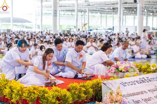 ภาพ No.139057:พิธีตักบาตร , พิธีบูชาข้าวพระ ณ ห้องแก้วสารพัด 1 สภาธรรมกายสากล วัดพระธรรมกาย วันอาทิตย์ต้นเดือนที่ 2 มิถุนายน พ.ศ. 2567